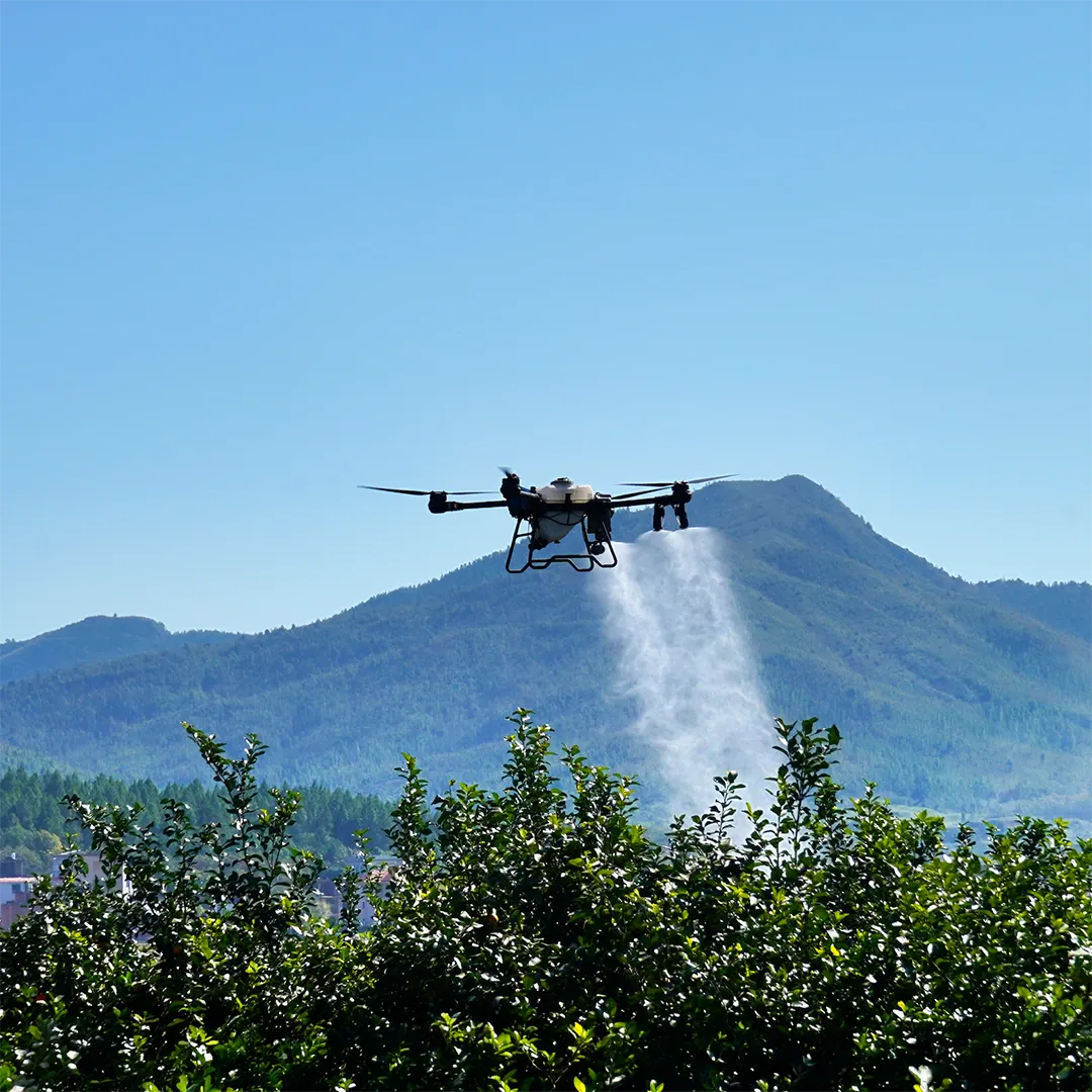EA-J150 aplicando sobre árboles con montañas de fondo