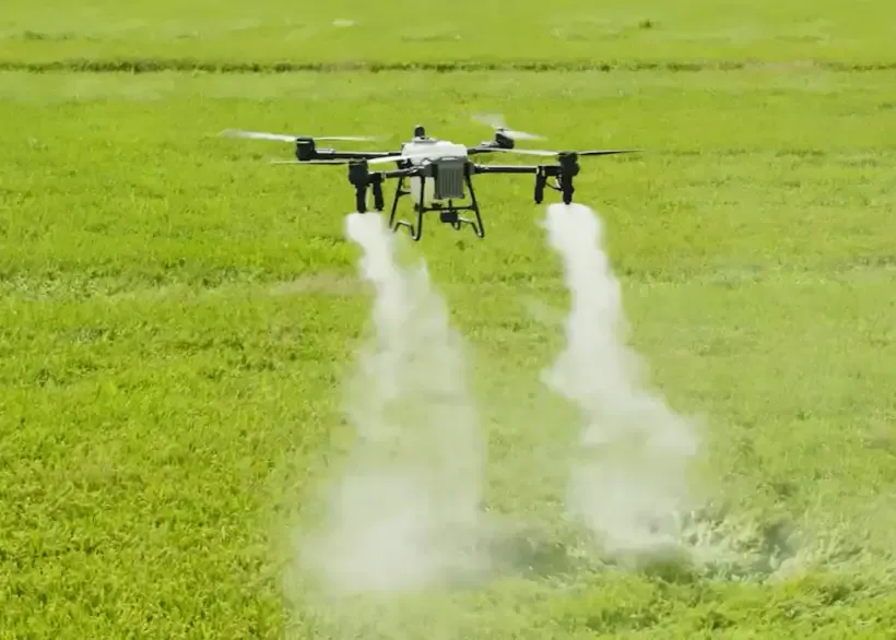 EA-J150 pulverizando una pradera